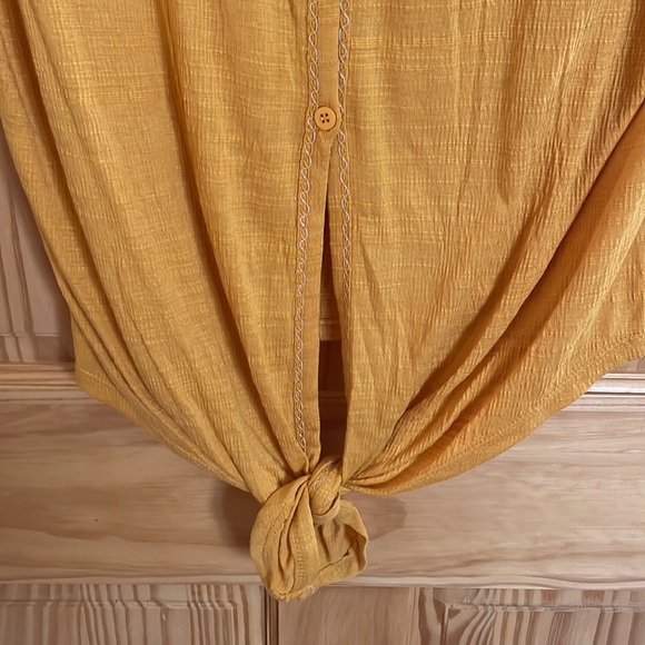 Yellow top never worn - Picture 3 of 3